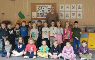 PAN DAWID GŁOWACKI, TATA LENKI POZUJE DO WSP&Oacute;LNEGO ZDJĘCIA Z KRASNOLUDKAMI.