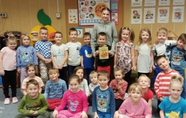 NIKOLA DWORCZAK POZUJE Z KRASNOLUDKAMI DO PAMIĄTKOWEGO ZDJĘCIA.