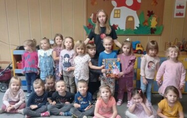 GABRYSIA ŁODWIG PRZECZYTAŁA DZIECIOM BAŚŃ PT. PIĘKNA I BESTIA. WIEWI&Oacute;RKI DZIĘKUJĄ ZA SPOTKANIE.