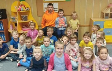 ABSOLWENT NASZEGO PRZEDSZKOLA TYMON NA PAMIĄTKOWYM ZDJĘCIU Z KRASNOLUDKAMI.