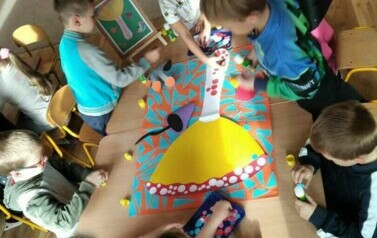 SŁONECZKA PRACUJĄ W GRUPIE - WYKONUJĄ PRACĘ PLASTYCZNĄ INSPIROWANĄ TW&Oacute;RCZOŚCIĄ YAYOMI KUSAMA.