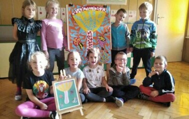 SŁONECZKA POZUJĄ Z PRACĄ PLASTYCZNĄ.