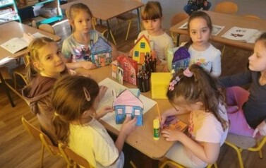 DZIECI PRACUJĄ NAD MAKIETĄ MIASTA