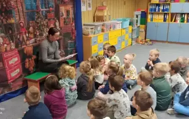 ABSOLWENTKA JULIA GŁOWACKA CZYTA DZIECIOM Z GRUPY KRASNOLUDKI.