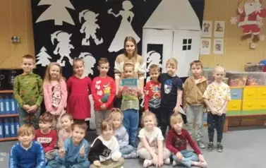 PANI ALEKSANDRA ROGUSZEWSKA I KRASNOLUDKI POZUJĄ DO ZDJĘCIA GRUPOWEGO.
