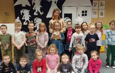 ZDJĘCIE GRUPOWE PANI SIELSKIEJ Z KRASNOLUDKAMI.