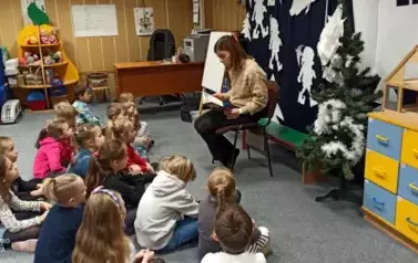 MAMA KINGI SIELSKIEJ CZYTA W GRUPIE KRASNOLUDKI. DZIĘKUJEMY.