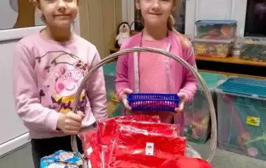 Dziewczynki biorą udział w WOŚP