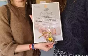 Koordynatorki prezentują podziękowania od senior&oacute;w z hospicjum