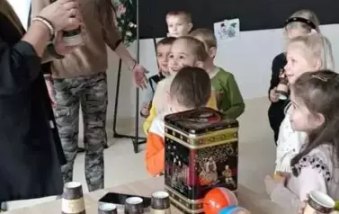 Dzieci otrzymują kubeczki od Pań 