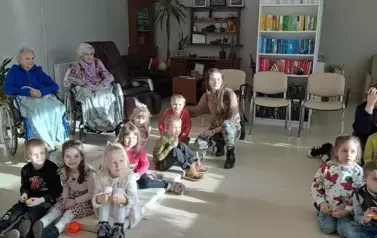 Dzieci uczestniczą w zabawie o emocjach 