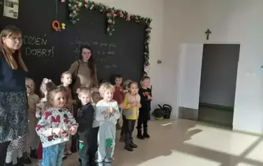Dzieci witają się z seniorami z hospicjum 
