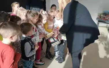 Dzieci uczestniczą w zajęciach o emocjach w hospicjum 