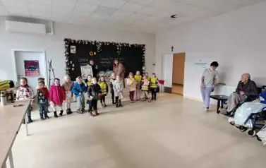 Dzieci razem z Paniami obdarowują senior&oacute;w w hospicjum 