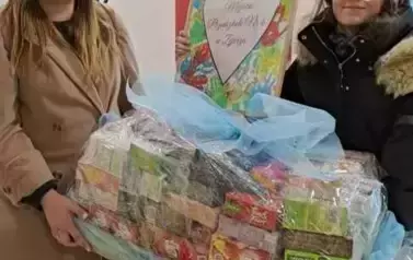 Koordynatorki akcji zebrane herbaty i prace dzieci 