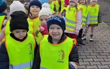 Grupa Zajączk&oacute;w przed hospicjum 
