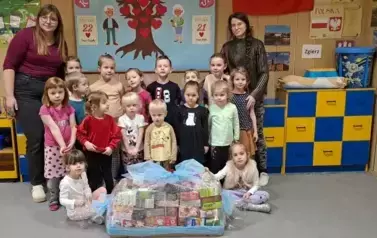 Reprezentacja wszystkich grup przedszkolnych pozuje do zdjęcia z herbatami