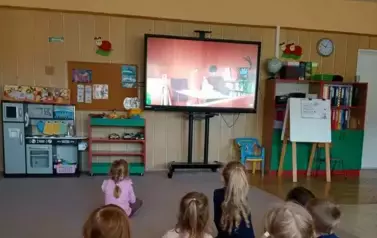 Grupa Biedronek ogląda film edukacyjny o klockach Lego