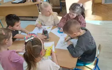 Dzieci kolorują kolorowanki