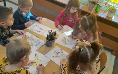 Dzieci kolorują kolorowanki z LEGO