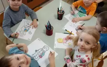 Dzieci kolorują kolorowanki