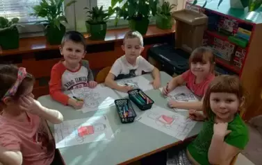 Dzieci kolorują kolorowanki