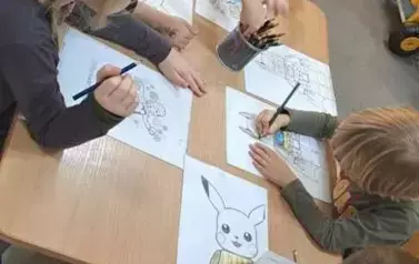 Dzieci kolorują kolorowanki