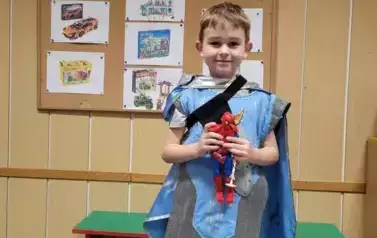 Dziecko pozuje do zdjęcia 