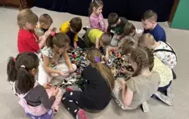 SŁONECZKA KONSTRUUJĄ Z KLOCK&Oacute;W LEGO.