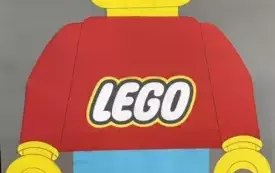 DZIEWCZYNKA POZUJE W FOTOBUDCE LEGO.