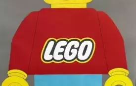 CHŁOPIEC POZUJE W FOTOBUDCE LEGO.