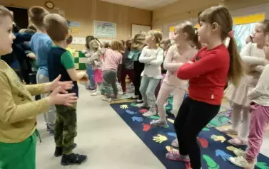 Taneczny pojedynek dziewczynek i chłopc&oacute;w