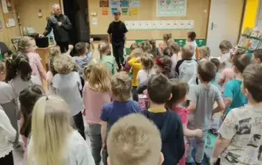 Dzieci naśladują ruchy taneczne profesjonalisty