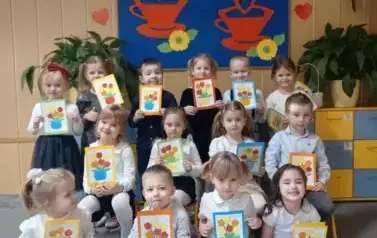 Dzieci z grupy Wiewi&oacute;rek pozują do zdjęcia