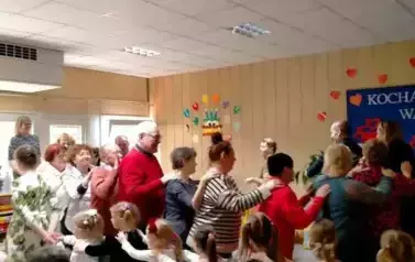Babcie i Dziadkowie biorą udział we wsp&oacute;lnej zabawie