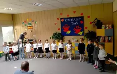 Dzieci z grupy Wiewi&oacute;rek recytują wiersze dla Babci i Dziadka
