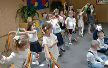 Dzieci z grupy Wiewi&oacute;rek tańczą dla Babci i Dziadka