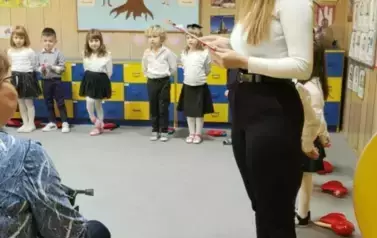 Dzieci z grupy Zajączk&oacute;w występują z okazji dnia Babci i Dziadka