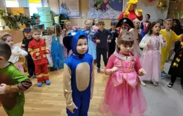 Dzieci tańczą w rytm muzyki