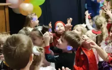 Dzieci tańczą w rytm muzyki