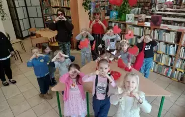 Dzieci z Paniami pozują do zdjęcia