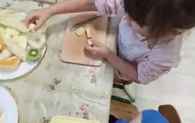 ZADANIE PROJEKTOWE - SMAKOWITA SENSORYKA, DZIECI KROJĄ OWOCE