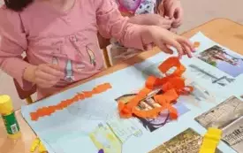 PRZEDSZKOLAKI WYKLEJAJĄ OBRAZEK KAWAŁKAMI BIBUŁY