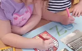 DZIECI WUKONUJĄ POCZT&Oacute;WKĘ ZE ZGIERZA