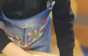 Dziecko ozdabia sw&oacute;j wypiek