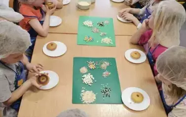 Dzieci ozdabiają swoje wypieki