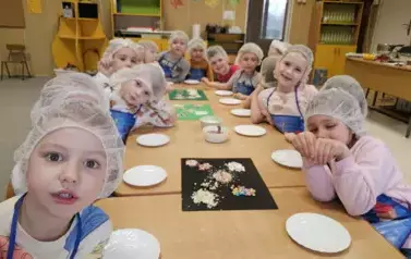 Dzieci pozują do zdjęcia