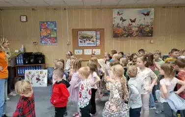 Dzieci biorą udział we wsp&oacute;lnej zabawie ruchowej