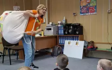 Pani Barbara przynosi dzieciom niespodziankę