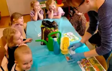 Dzieci się szykują do sadzenia kwiat&oacute;w